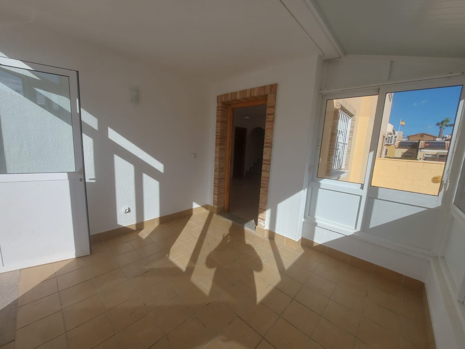 

Entdecken Sie diesen wunderschönen Bungalow auf zwei Etagen mit Dachterrasse, gelegen auf einem privaten Grundstück in d