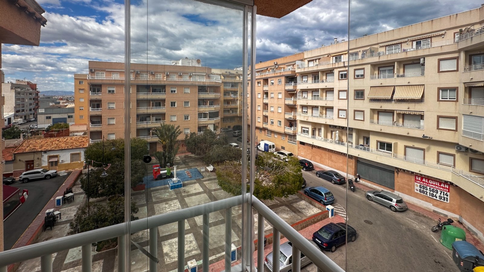 Dieses atemberaubende, komplett renovierte Apartment mit 3 Schlafzimmern und 2 Bädern im Herzen von Torrevieja verkörpert modernen Luxus.
&am