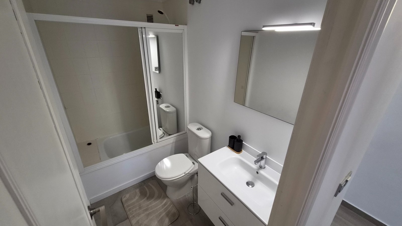 Wir präsentieren Ihnen diese spektakuläre, renovierte Wohnung im Herzen von Torrevieja, nur wenige Schritte vom neuen Yachthafen Paseo del Mar entfer