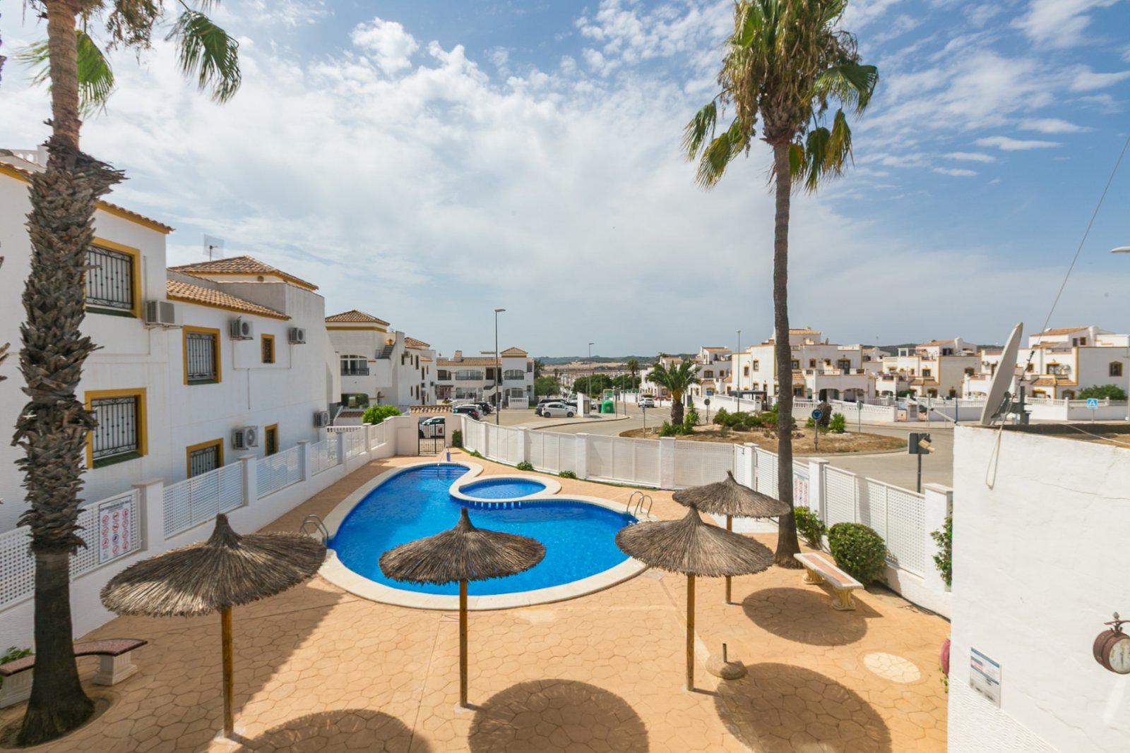 In dem beliebten Vistabella Golf Resort, Entre Naranjos, nur wenige Minuten von San Miguel de Salinas entfernt, gelegen, ist dieses wunderschön präse