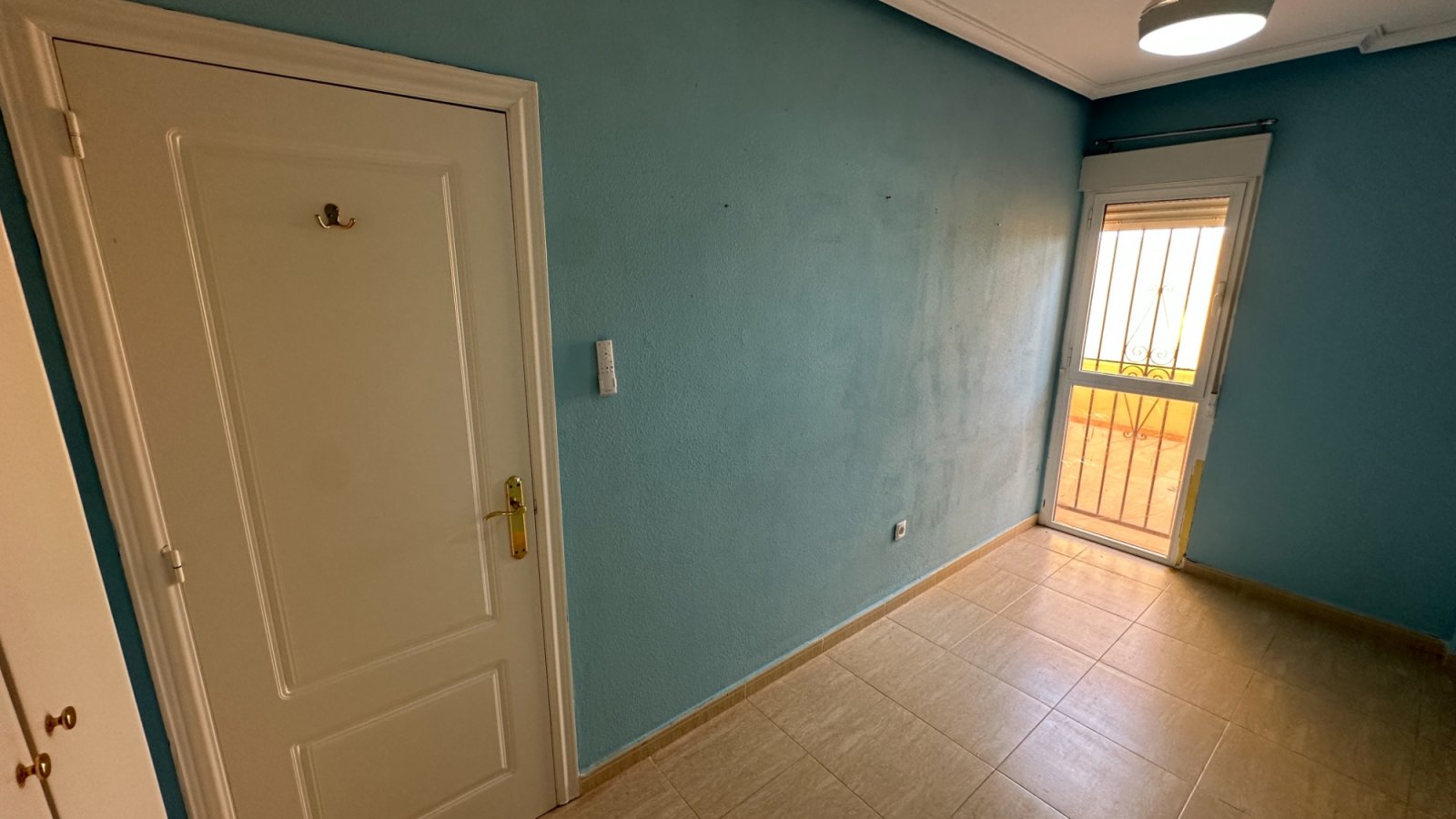 Diese nach Westen ausgerichtete Erdgeschossimmobilie in der Calle Almoradí im charmanten spanischen Dorf Daya Nueva verfügt über zwei Schlafzimmer un