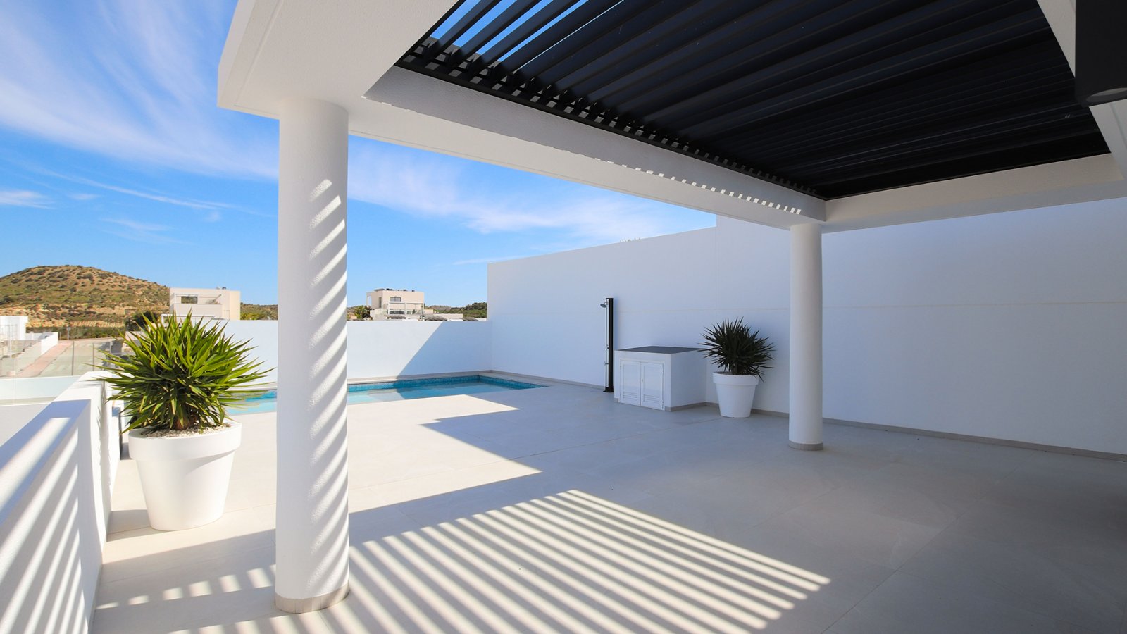 In der prestigeträchtigen Gegend von Ciudad Quesada gelegen, bietet diese freistehende Immobilie eine exklusive Umgebung mit Meerblick. Entworfen für