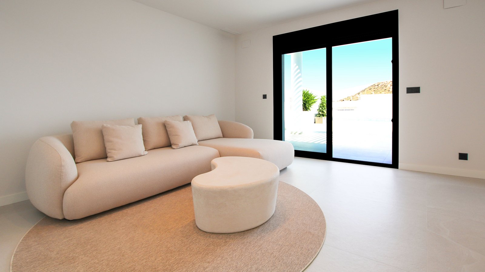 In der prestigeträchtigen Gegend von Ciudad Quesada gelegen, bietet diese freistehende Immobilie eine exklusive Umgebung mit Meerblick. Entworfen für