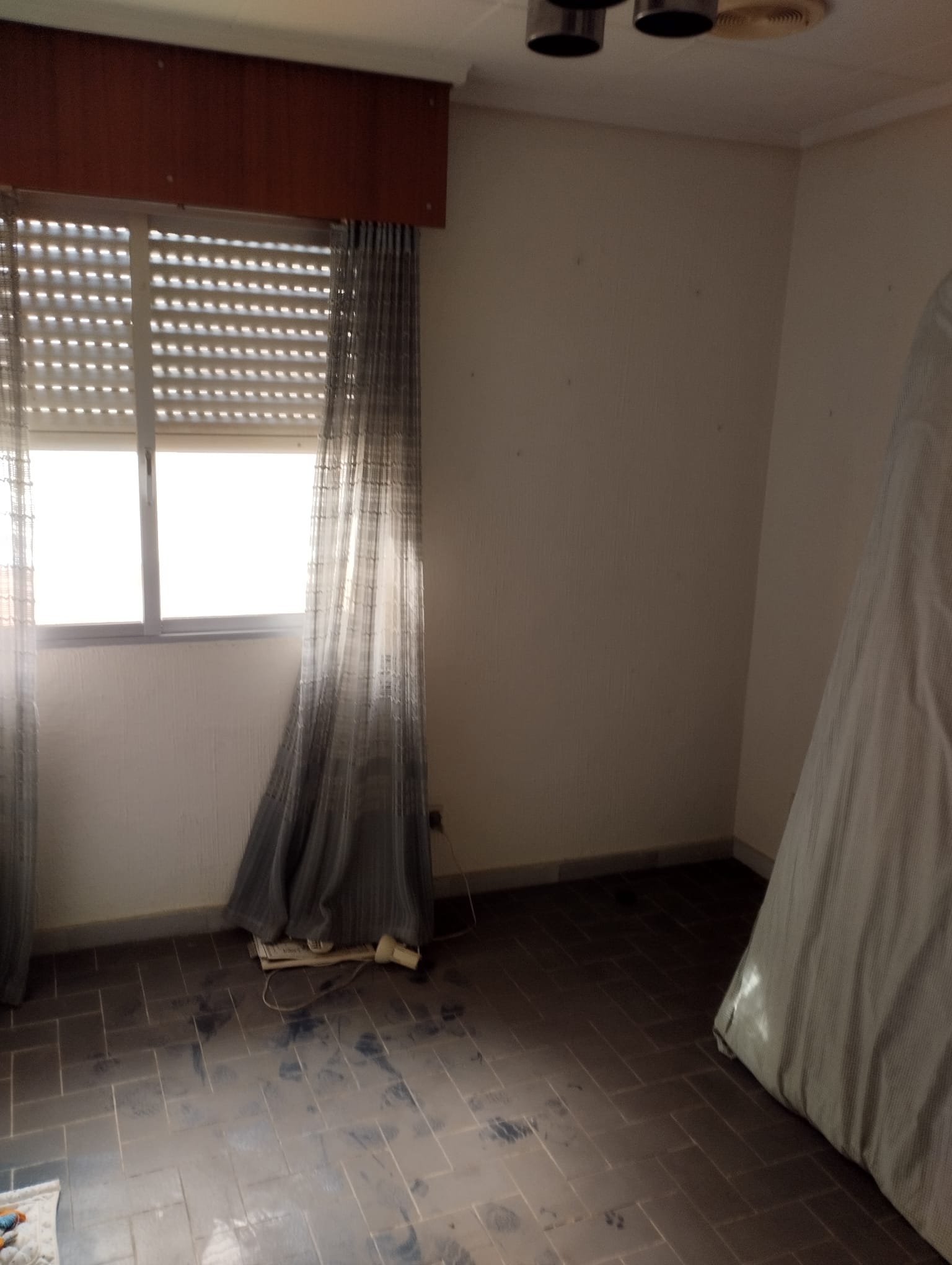 Zu verkaufen ist ein ganzes Gebäude mit 2 Etagen und einer Dachterrasse, mit der Möglichkeit, ein zurückgesetztes Penthouse zu bauen, eine Garage/Erd