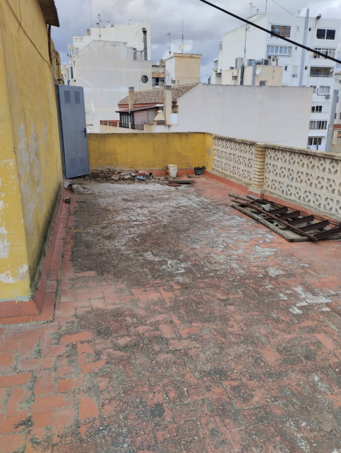 Zu verkaufen ist ein ganzes Gebäude mit 2 Etagen und einer Dachterrasse, mit der Möglichkeit, ein zurückgesetztes Penthouse zu bauen, eine Garage/Erd