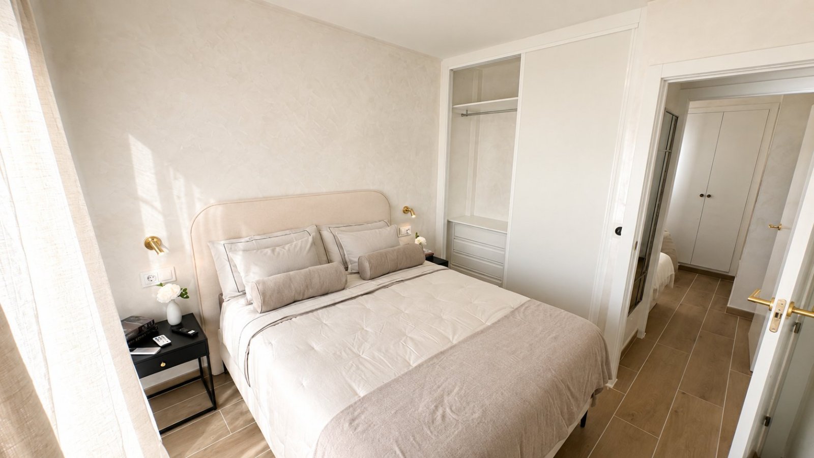 Wir präsentieren dieses elegante Penthouse im modernen Stil, das vollständig mit hochwertigen Materialien und Ausstattungen renoviert wurde. Jedes De