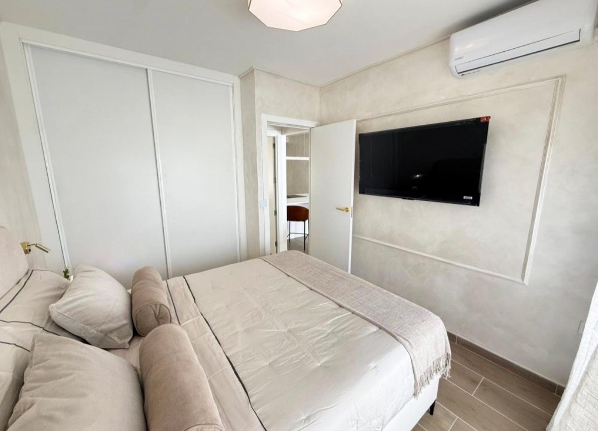 Wir präsentieren dieses elegante Penthouse im modernen Stil, das vollständig mit hochwertigen Materialien und Ausstattungen renoviert wurde. Jedes De