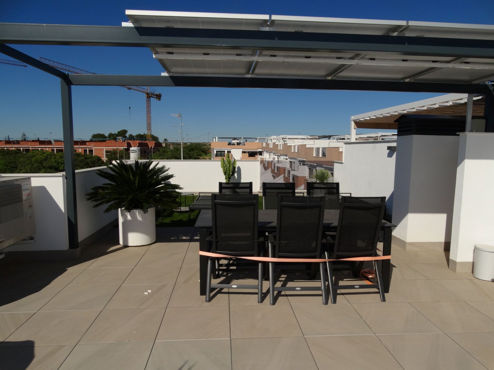 Im charmanten Ort Pilar de la Horadada gelegen, bietet dieser exklusive Bungalow eine einzigartige Gelegenheit, das Leben an der Costa Blanca zu geni