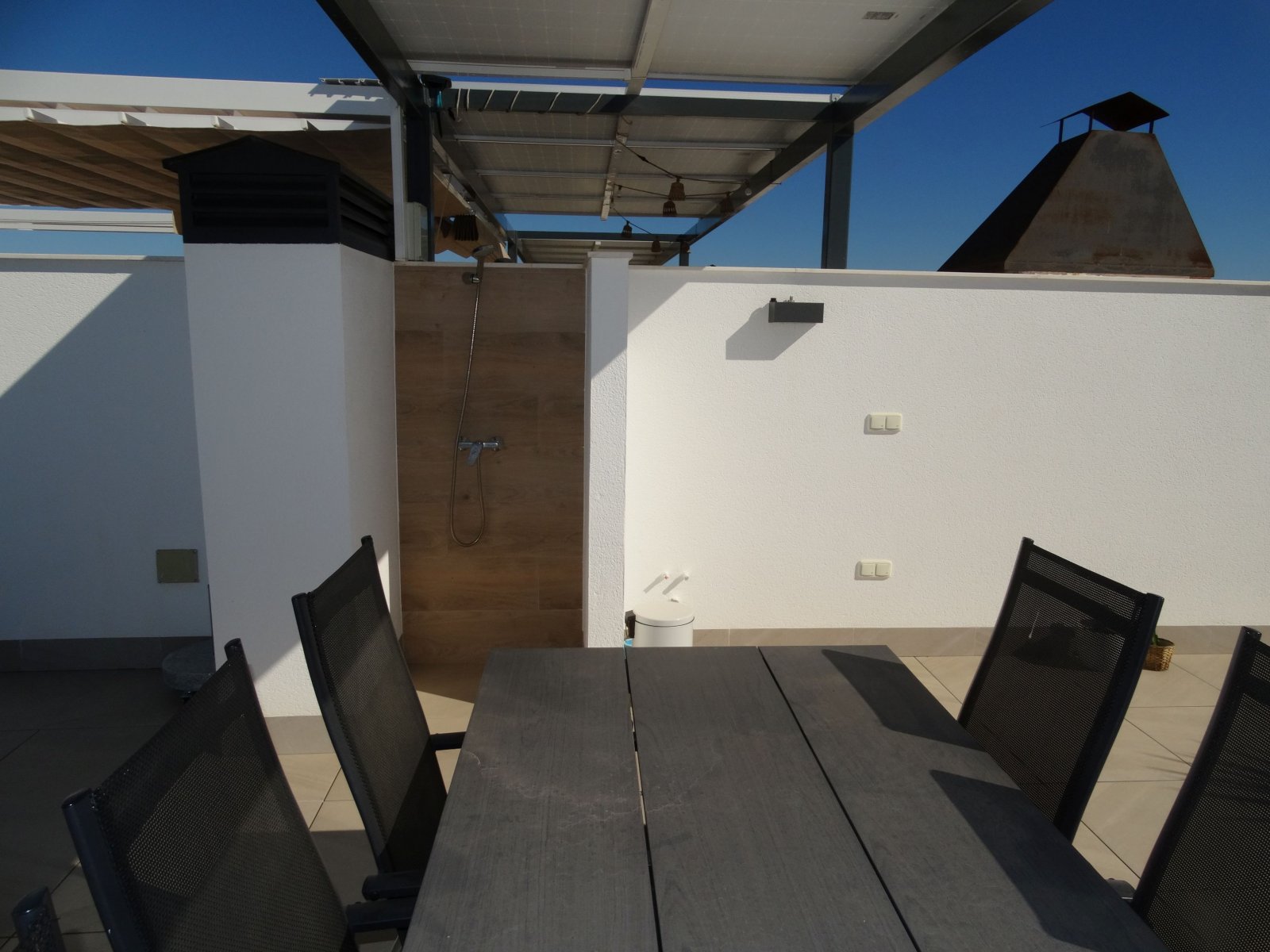 Im charmanten Ort Pilar de la Horadada gelegen, bietet dieser exklusive Bungalow eine einzigartige Gelegenheit, das Leben an der Costa Blanca zu geni