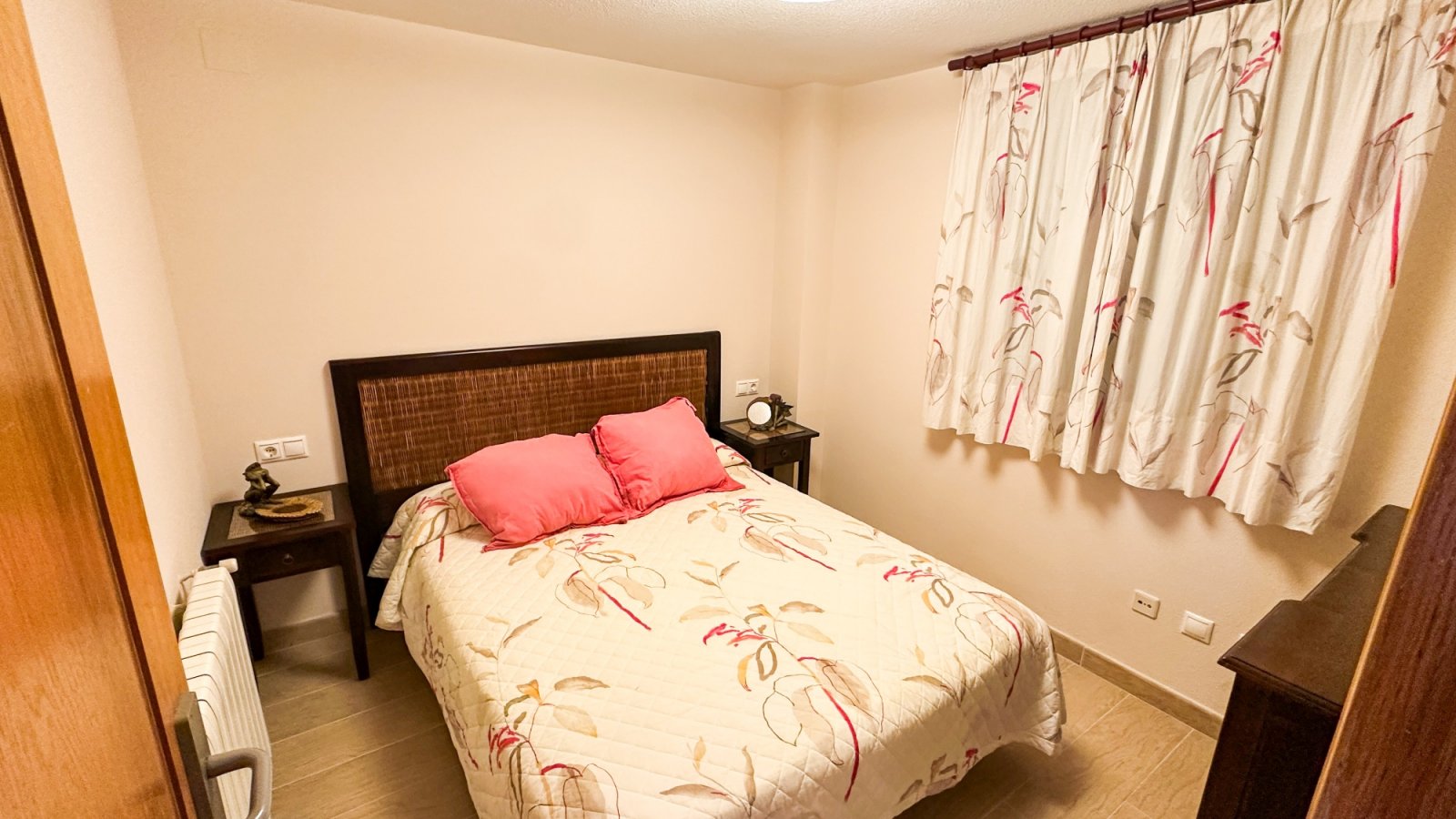 präsentiert dieses spektakuläre Strandapartment in Torrevieja mit atemberaubendem, unverbaubarem Meerblick.

Das Apartment