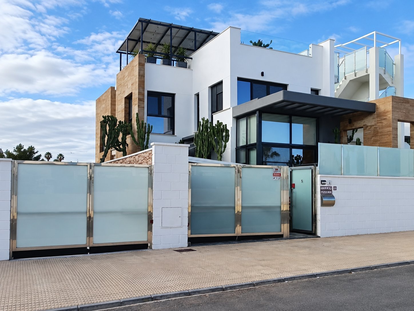 Lomas de Cabo Roig:  
Diese wunderschön renovierte freistehende Villa in der begehrten Gegend von Lomas de Cabo Roig verbindet modernes Design 