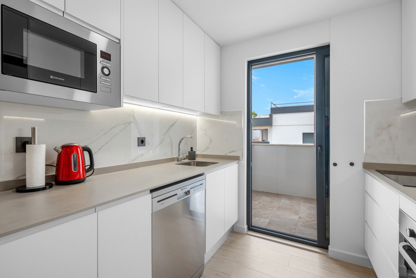 Diese moderne Wohnung befindet sich in der beliebten Wohnanlage Sunset Hills in Los Altos und bietet ideale Voraussetzungen, um Komfort und den entsp