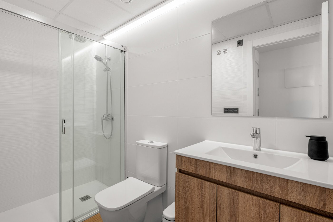 Diese moderne Wohnung befindet sich in der beliebten Wohnanlage Sunset Hills in Los Altos und bietet ideale Voraussetzungen, um Komfort und den entsp