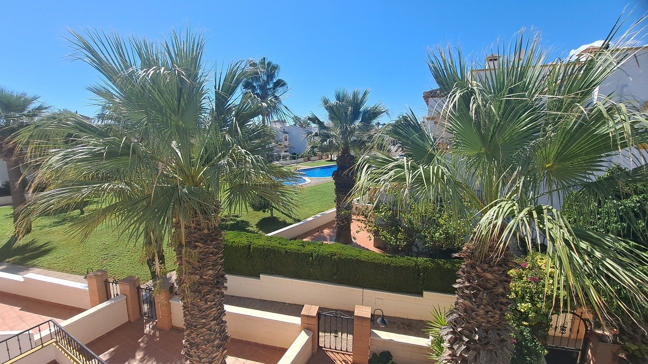 This well-proportioned townhouse offers excellent outdoor space, a practical layout, and a superb location. With a communal swimming pool and easy a