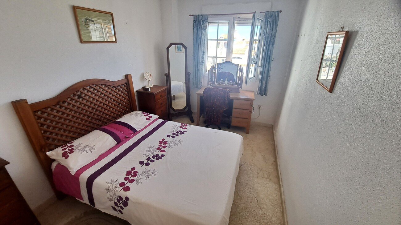 This well-proportioned townhouse offers excellent outdoor space, a practical layout, and a superb location. With a communal swimming pool and easy a