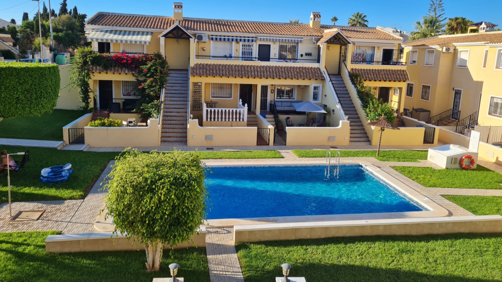 Orihuela Costa:  Charmantes Apartment mit 2 Schlafzimmern und Poolblick in Villamartín – Lomas de Golf!
Dieses reizvolle Apartment in Westlage befindet sich 