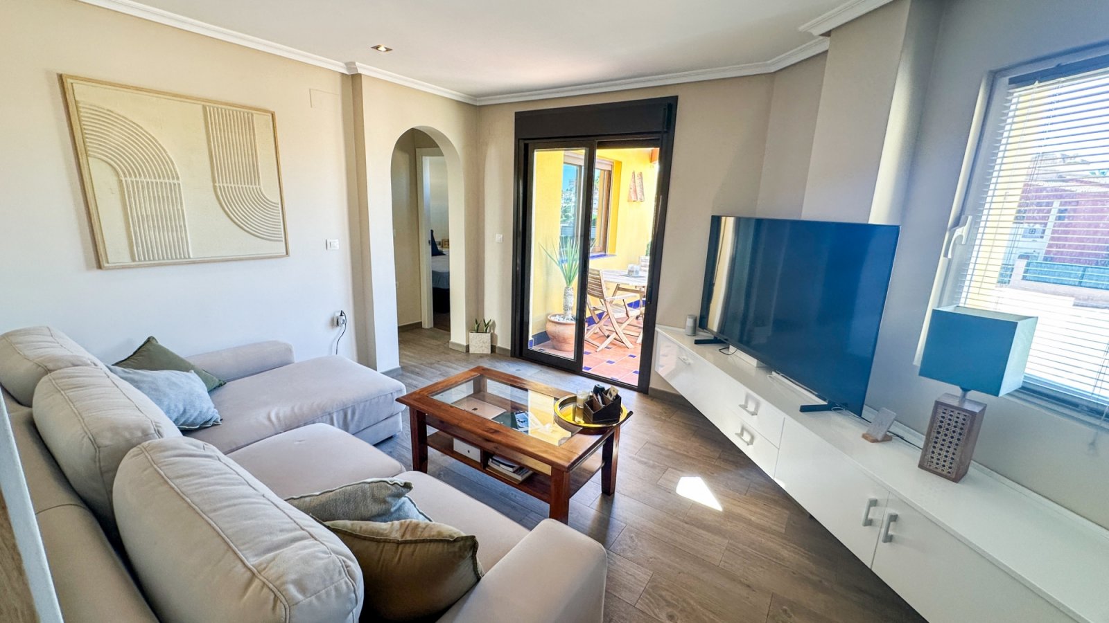 Dieser wunderschöne und sehr gepflegte Bungalow im Obergeschoss befindet sich in einer fantastischen Lage in Los Altos, Torrevieja, in der Nähe aller