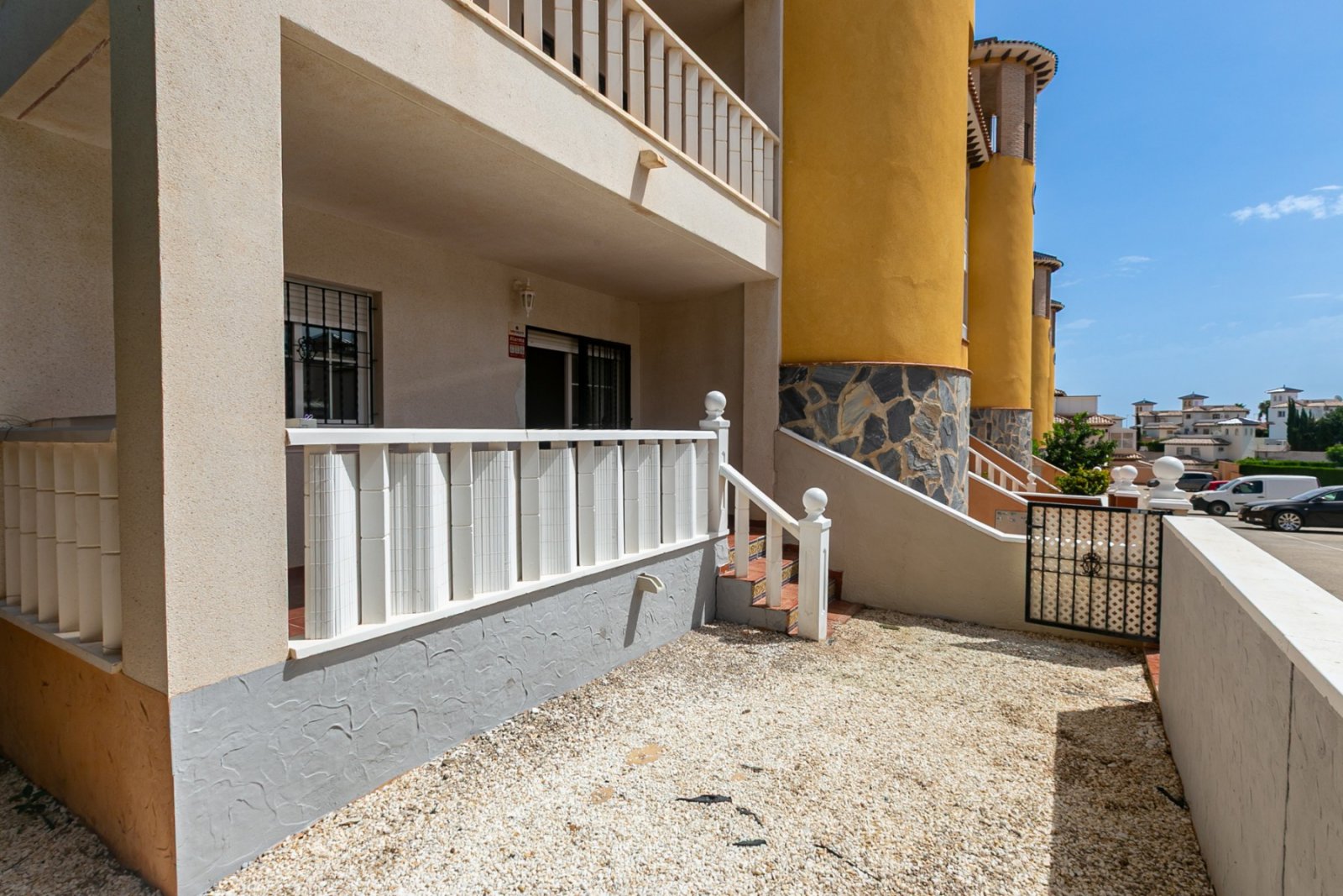 Wir freuen uns, Ihnen diese fantastische Gelegenheit zum Erwerb einer charmanten Immobilie in Lomas de Cabo Roig, Orihuela Costa, präsentieren zu dür