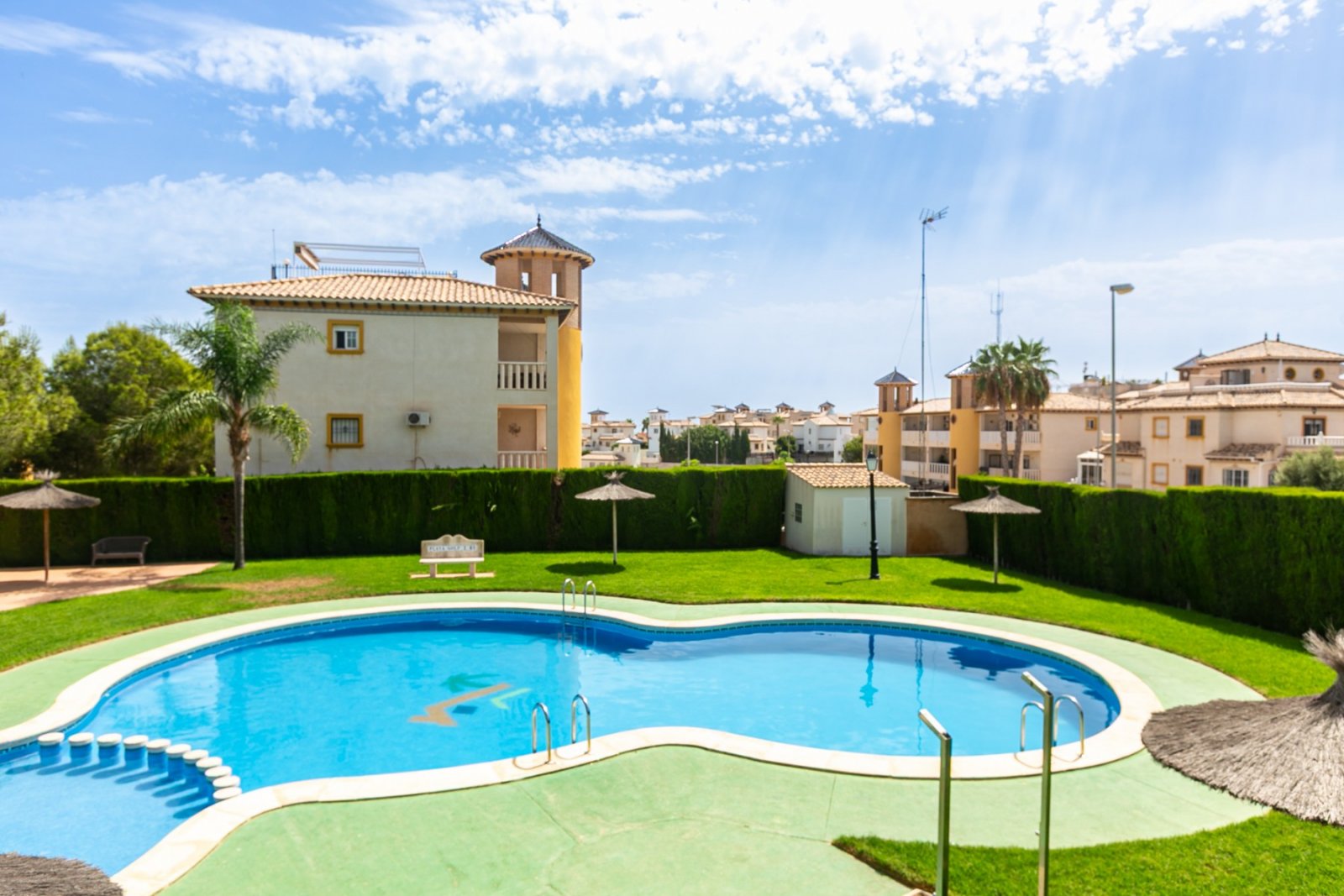 Wir freuen uns, Ihnen diese fantastische Gelegenheit zum Erwerb einer charmanten Immobilie in Lomas de Cabo Roig, Orihuela Costa, präsentieren zu dür