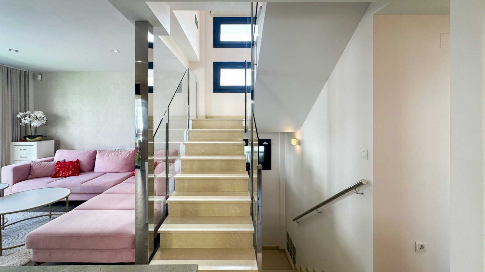 



Spektakuläre, moderne freistehende Villa in der begehrten Gegend von Aguas Nuevas (Torrevie