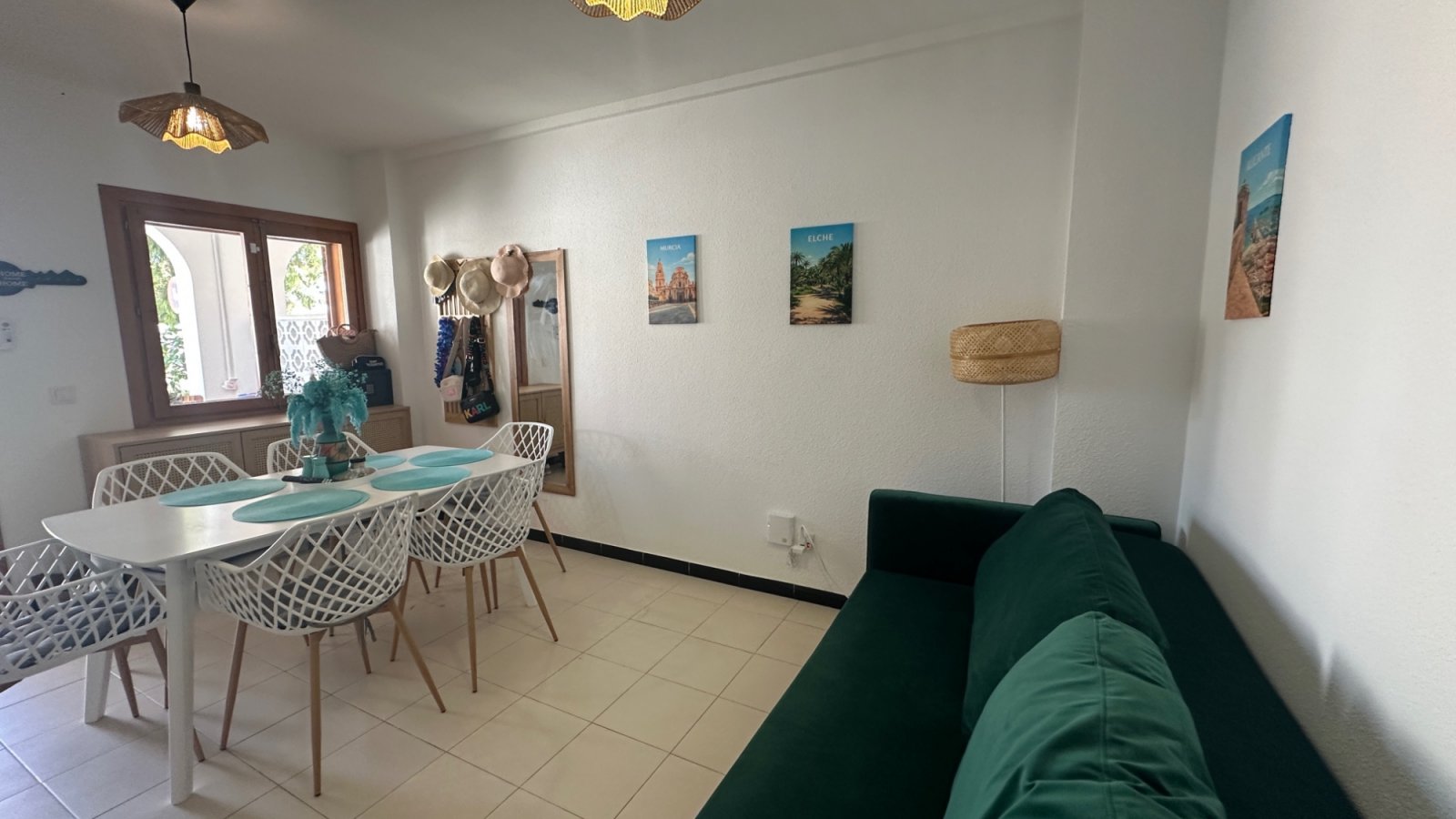  Willkommen in diesem charmanten Reihenhaus in der beliebten Gegend von La Mata, Torrevieja. Die Immobilie verfügt über 3 Schlafzimmer und 2 Badezimme