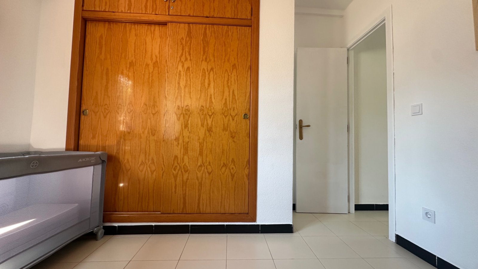 Willkommen in diesem charmanten Reihenhaus in der beliebten Gegend von La Mata, Torrevieja. Die Immobilie verfügt über 3 Schlafzimmer und 2 Badezimme