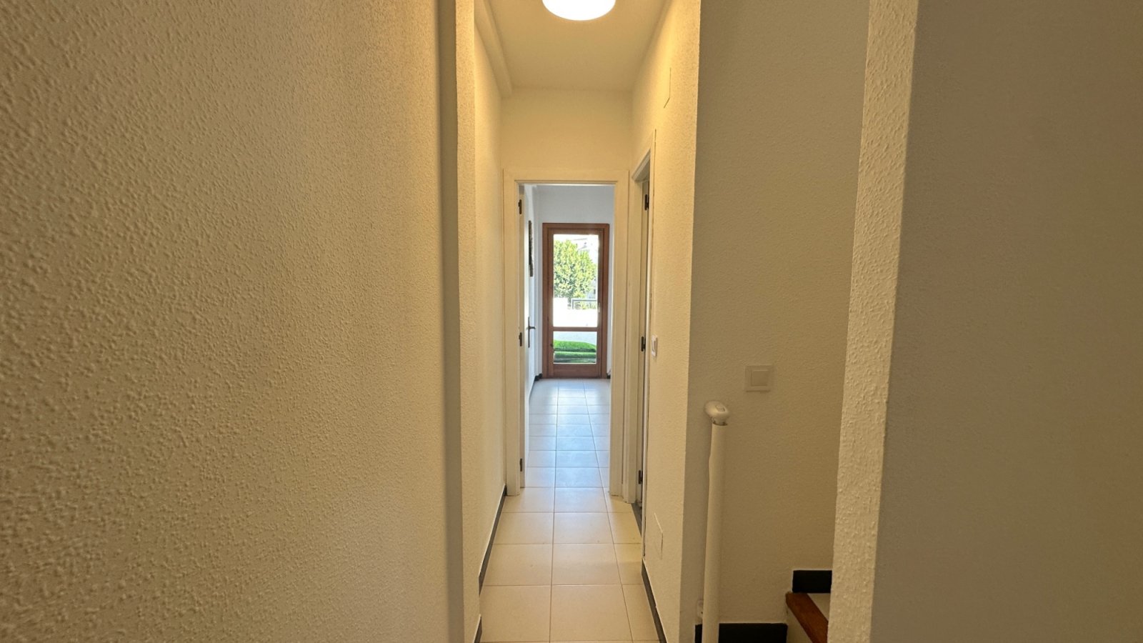  Willkommen in diesem charmanten Reihenhaus in der beliebten Gegend von La Mata, Torrevieja. Die Immobilie verfügt über 3 Schlafzimmer und 2 Badezimme