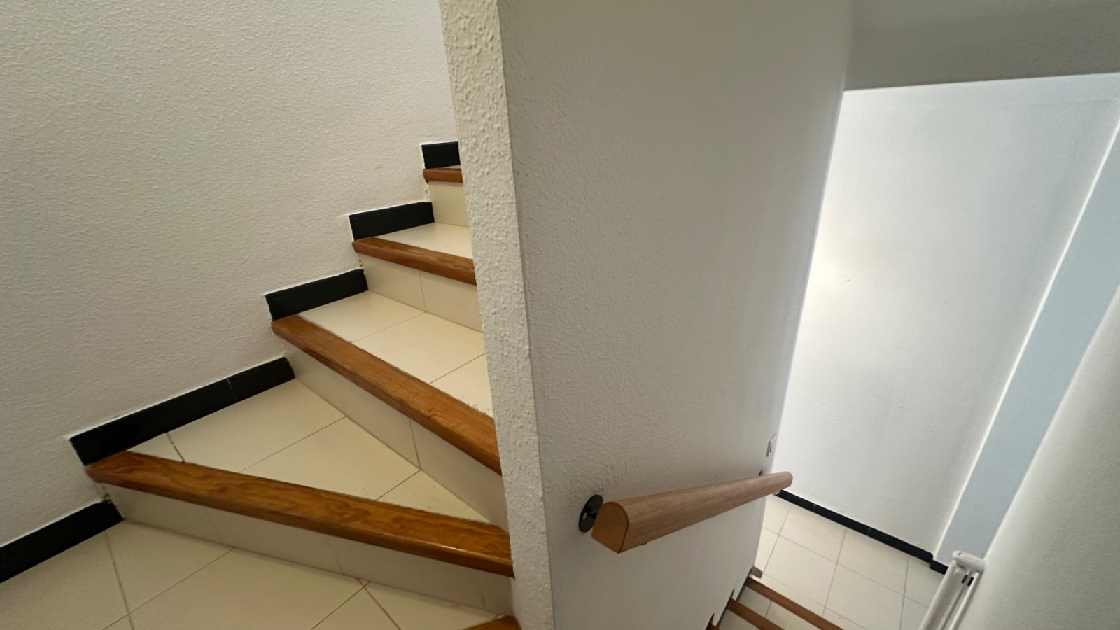  Willkommen in diesem charmanten Reihenhaus in der beliebten Gegend von La Mata, Torrevieja. Die Immobilie verfügt über 3 Schlafzimmer und 2 Badezimme
