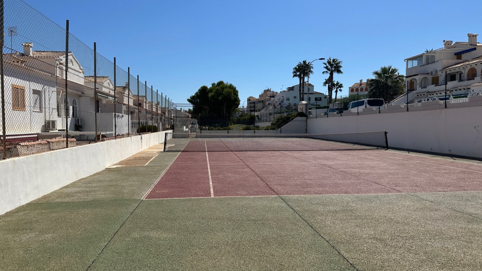  Willkommen in diesem charmanten Reihenhaus in der beliebten Gegend von La Mata, Torrevieja. Die Immobilie verfügt über 3 Schlafzimmer und 2 Badezimme