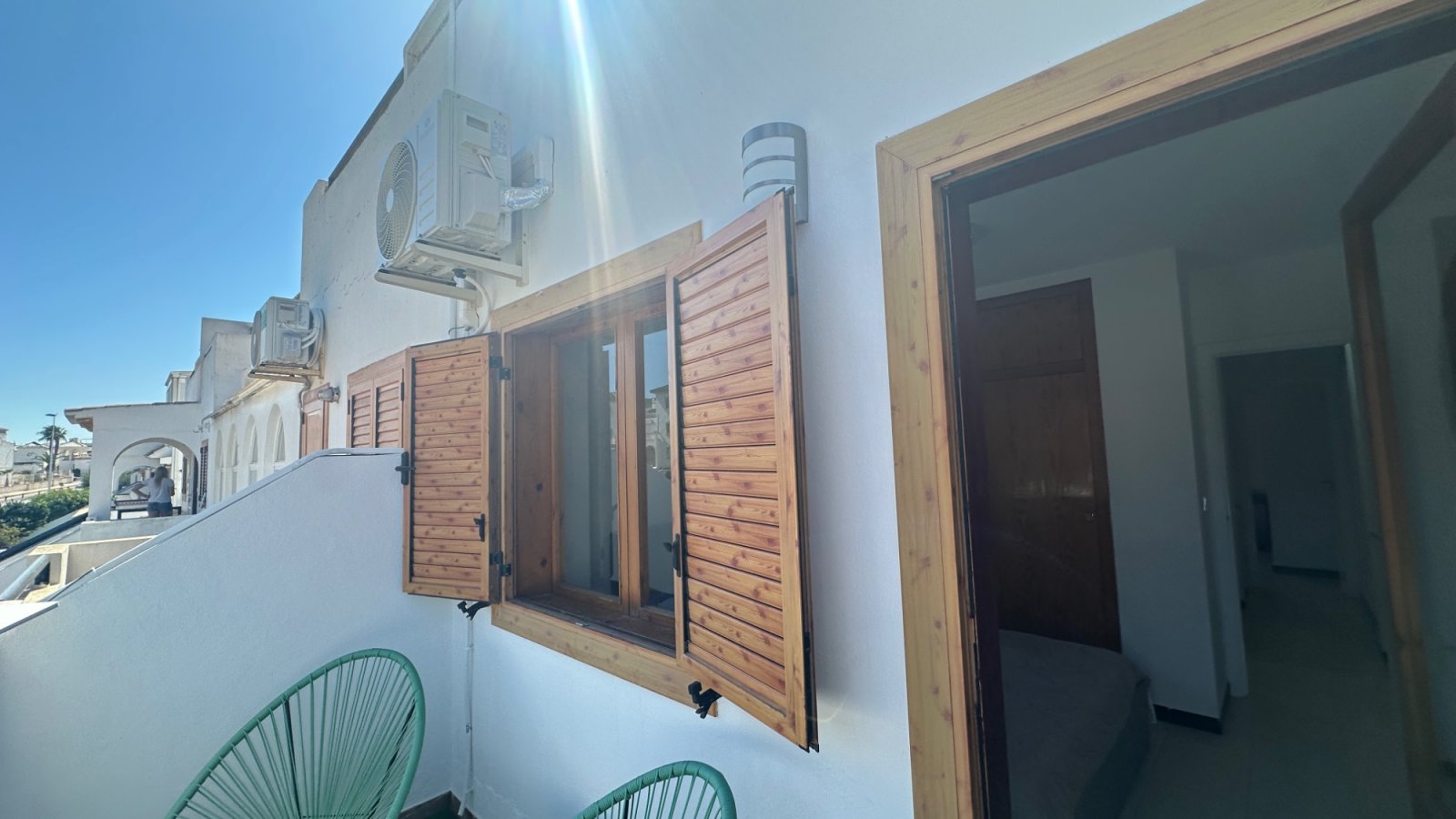 Willkommen in diesem charmanten Reihenhaus in der beliebten Gegend von La Mata, Torrevieja. Die Immobilie verfügt über 3 Schlafzimmer und 2 Badezimme