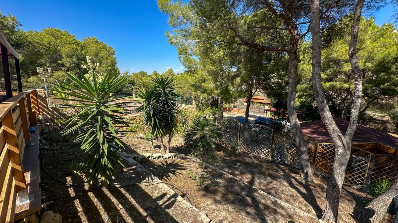Entfliehen Sie in Ihr eigenes privates Landidyll in Torremendo mit dieser einzigartigen Immobilie, die rustikalen Holzcharme mit modernem Wohnen verb