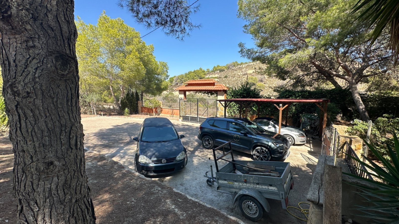 Entfliehen Sie in Ihr eigenes privates Landidyll in Torremendo mit dieser einzigartigen Immobilie, die rustikalen Holzcharme mit modernem Wohnen verb