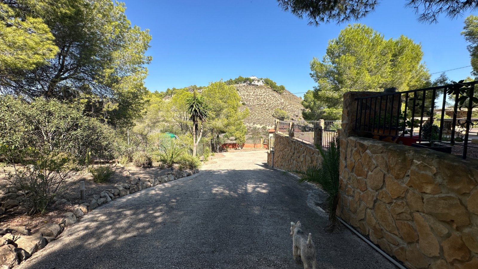 Entfliehen Sie in Ihr eigenes privates Landidyll in Torremendo mit dieser einzigartigen Immobilie, die rustikalen Holzcharme mit modernem Wohnen verb