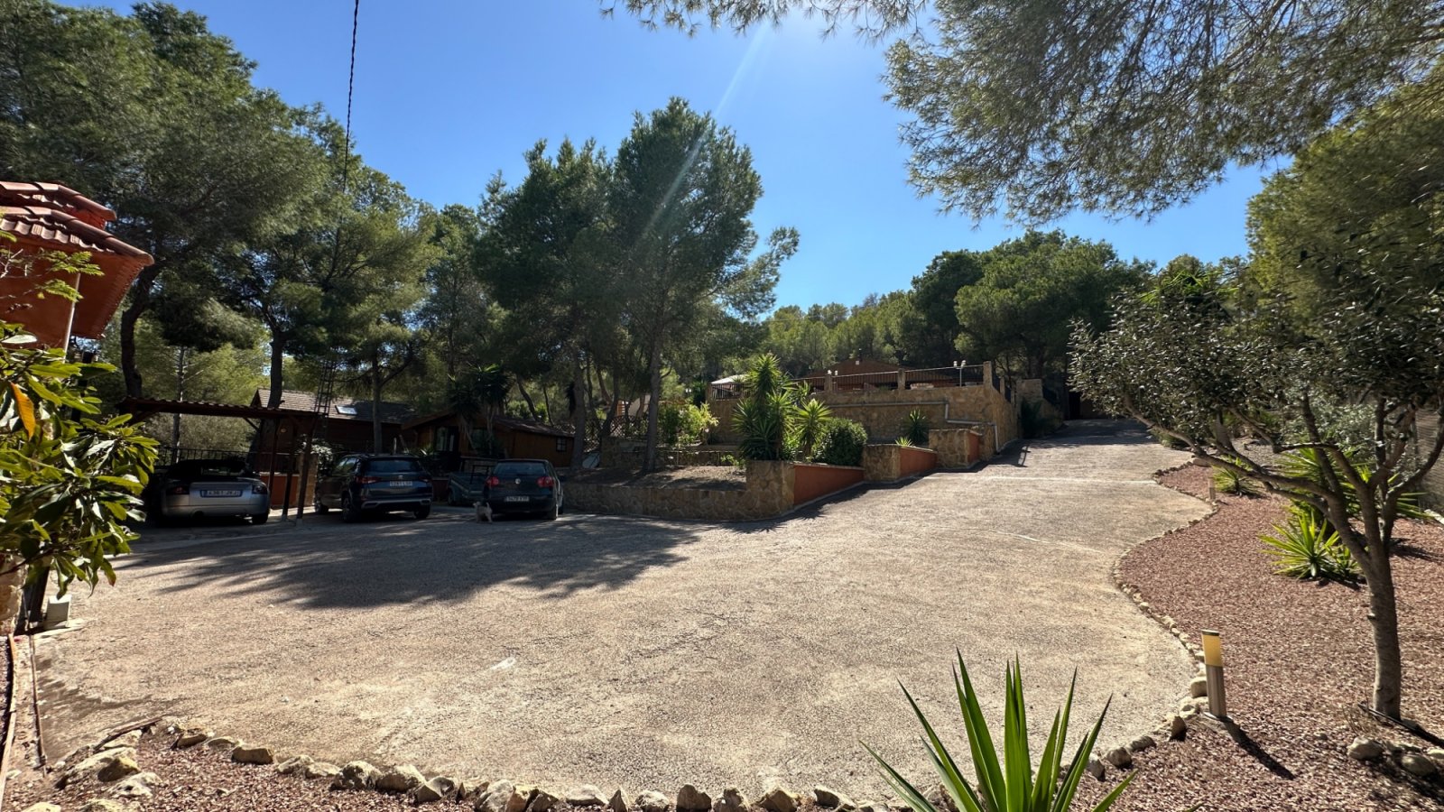 Entfliehen Sie in Ihr eigenes privates Landidyll in Torremendo mit dieser einzigartigen Immobilie, die rustikalen Holzcharme mit modernem Wohnen verb