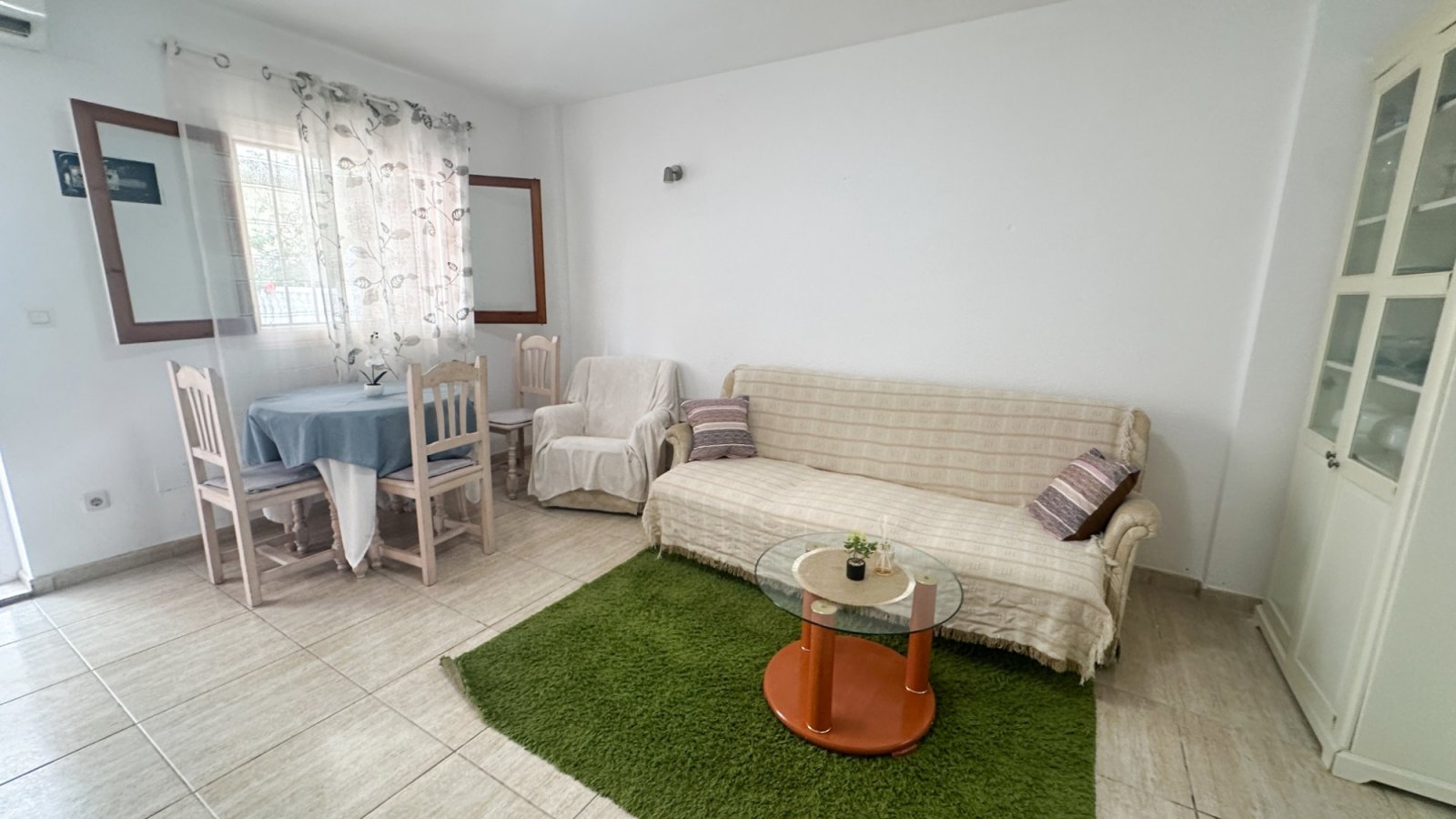 Schöne Erdgeschosswohnung mit 2 Schlafzimmern und 1 Badezimmer, gelegen in La Zenia, Orihuela Costa, in einer ruhigen und gut angebundenen Umgebung.&