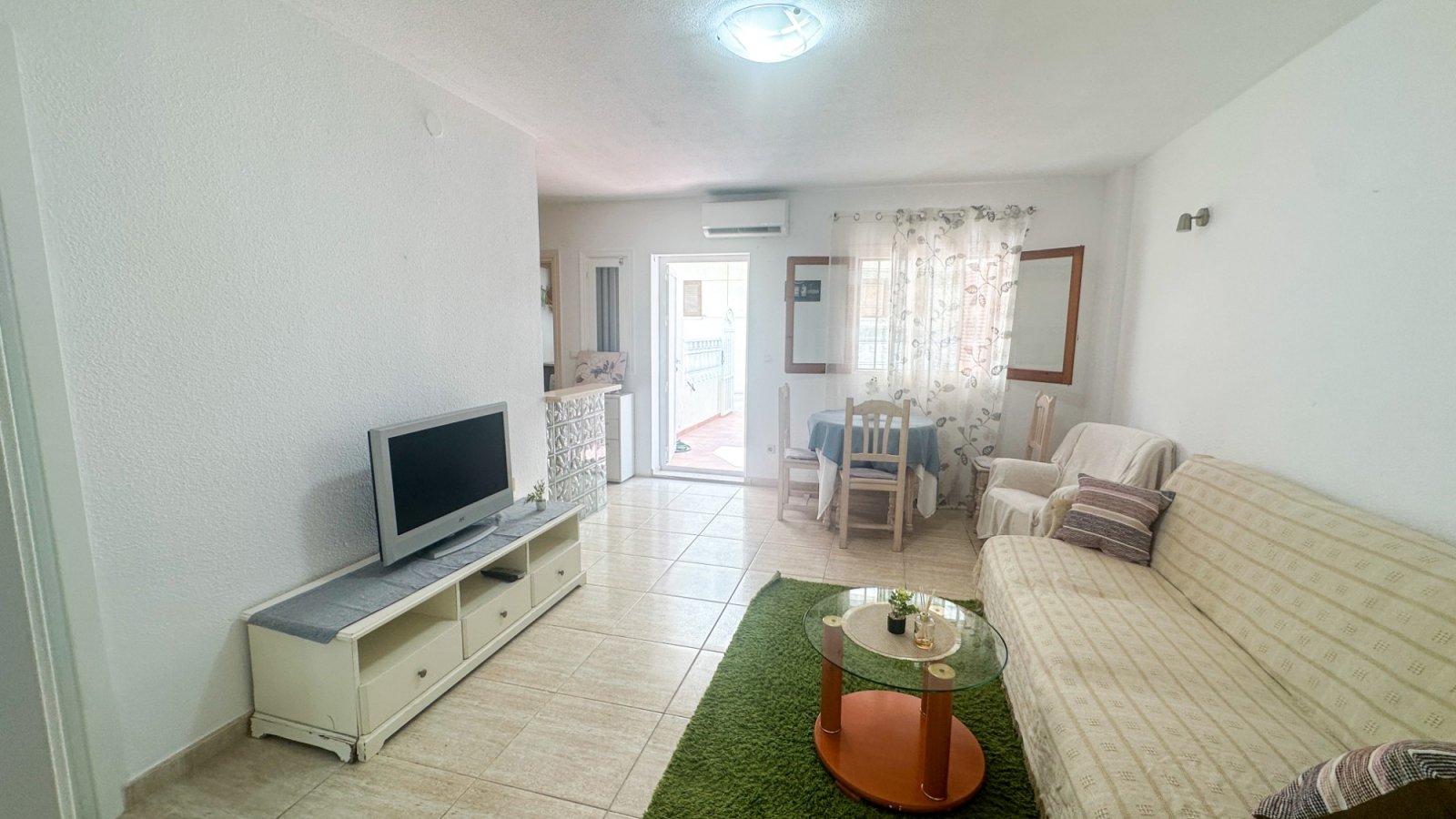Schöne Erdgeschosswohnung mit 2 Schlafzimmern und 1 Badezimmer, gelegen in La Zenia, Orihuela Costa, in einer ruhigen und gut angebundenen Umgebung.&