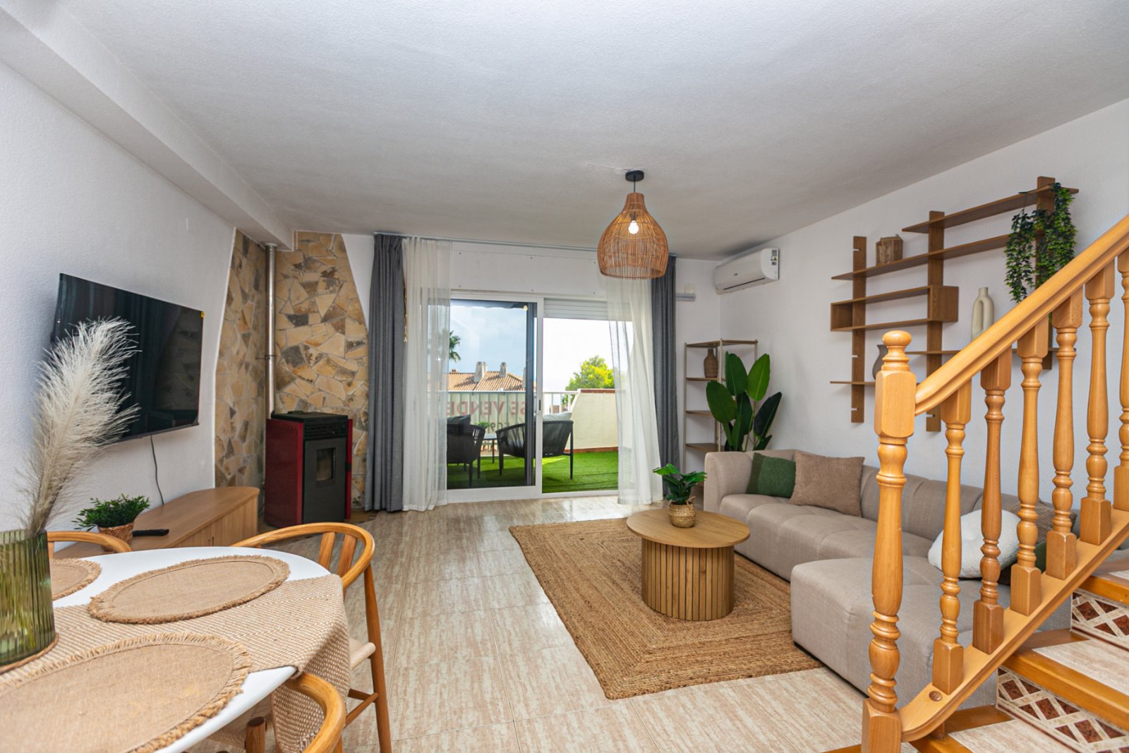 Charmante Maisonette in der bekannten Wohnanlage Aguamarina in Cabo Roig, einer der attraktivsten Küstengegenden der Orihuela Costa. Die Wohnanlage b