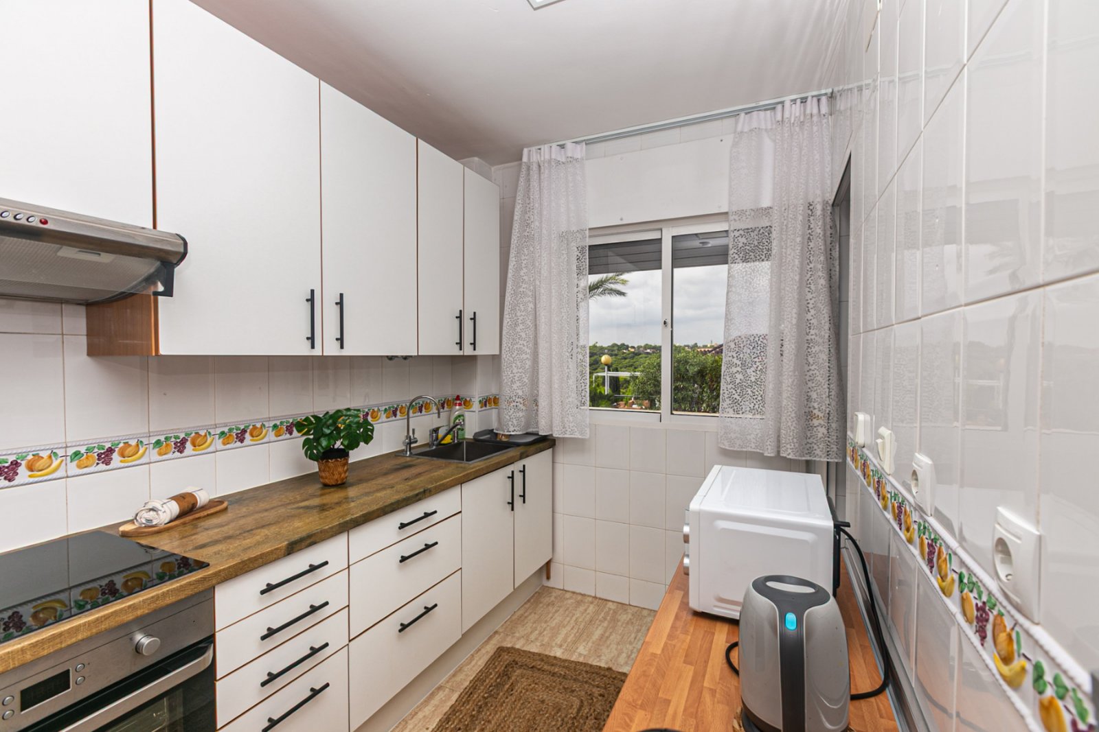 Charmante Maisonette in der bekannten Wohnanlage Aguamarina in Cabo Roig, einer der attraktivsten Küstengegenden der Orihuela Costa. Die Wohnanlage b