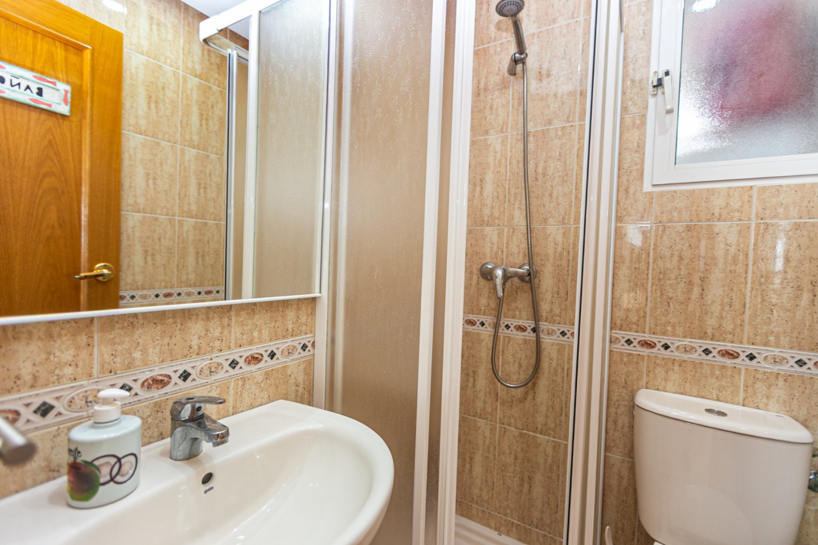 Charmante Maisonette in der bekannten Wohnanlage Aguamarina in Cabo Roig, einer der attraktivsten Küstengegenden der Orihuela Costa. Die Wohnanlage b