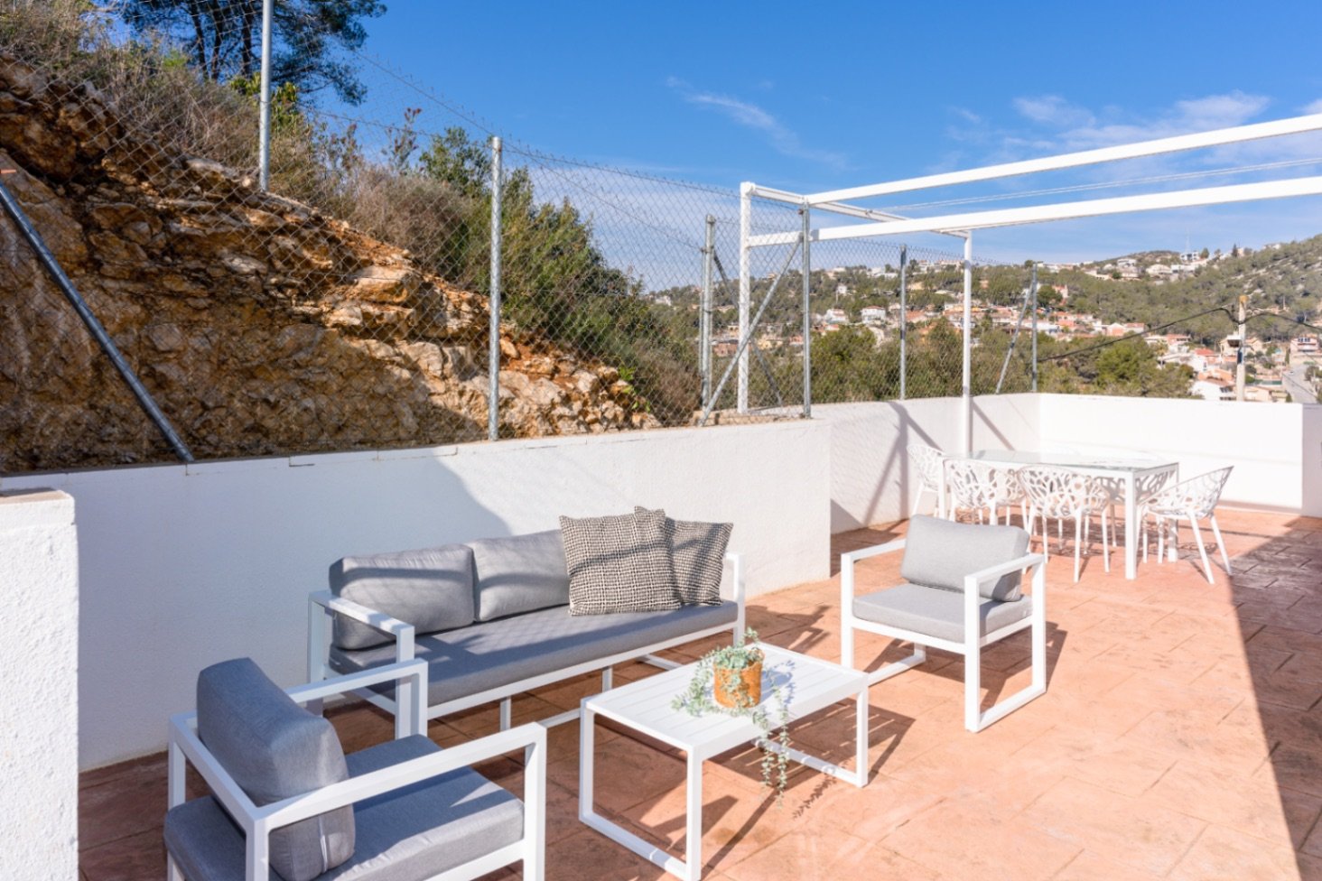 Happy Expat freut sich, diese helle und geräumige Villa in der ruhigen Wohngegend von Las Colinas, Olivella, zu präsentieren, die von der schönen Land