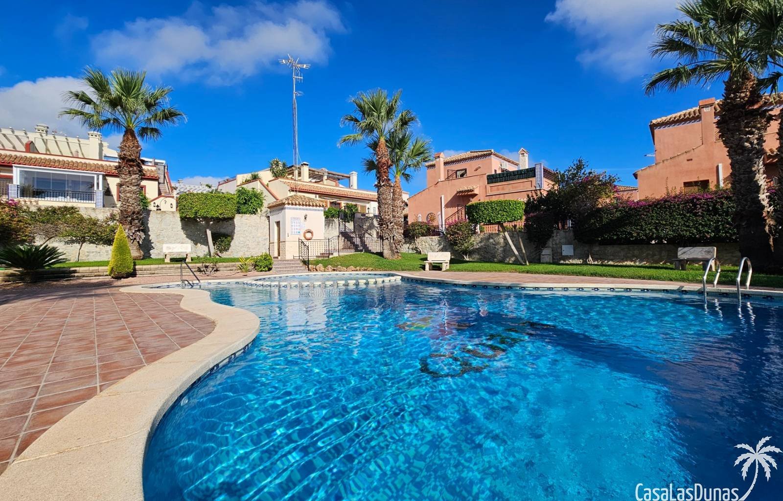 Suchen Sie eine perfekt gepflegte spanische Villa mit atemberaubendem Blick auf die Vega Baja, den Salzsee von Torrevieja und das Mittelmeer am Horiz