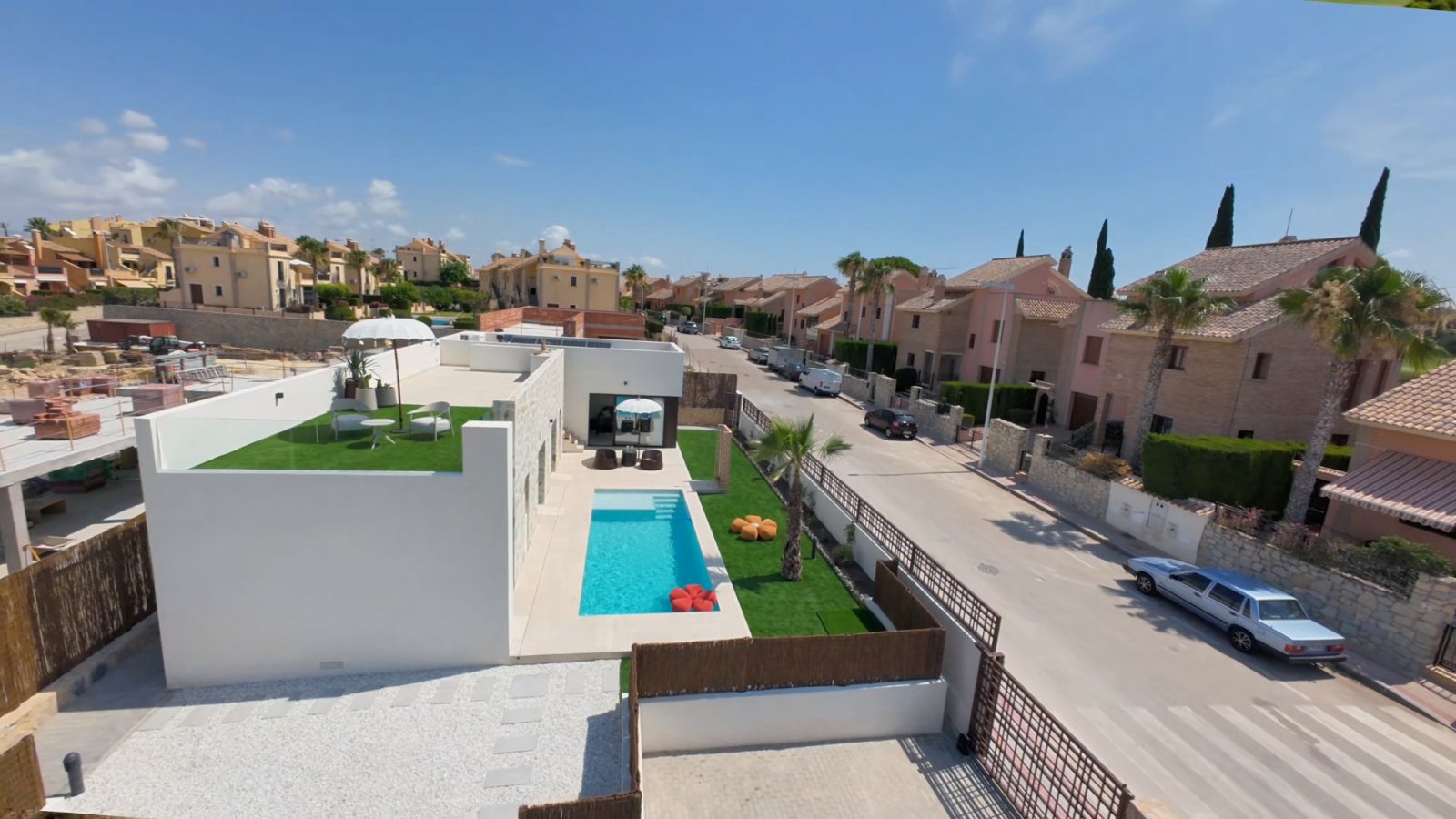 In der prestigeträchtigen Anlage von La Finca Golf gelegen, bietet diese außergewöhnliche freistehende Villa eine herausragende Kombination aus moder