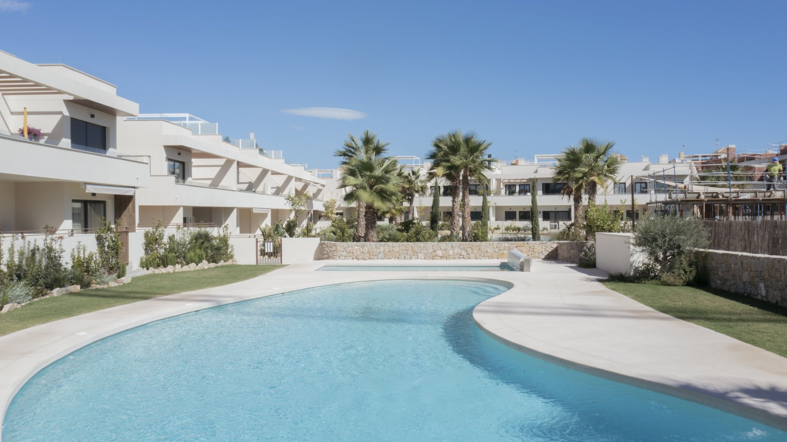 In der charmanten Stadt Torrevieja gelegen, bietet diese Wohnanlage eine Auswahl von 55 Bungalows, die darauf ausgelegt sind, die Bedürfnisse derjeni
