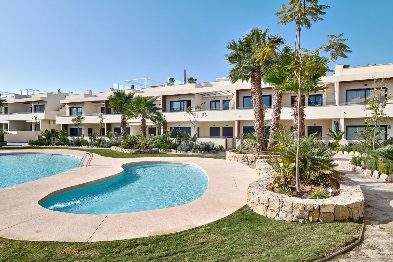In der charmanten Stadt Torrevieja gelegen, bietet diese Wohnanlage eine Auswahl von 55 Bungalows, die darauf ausgelegt sind, die Bedürfnisse derjeni