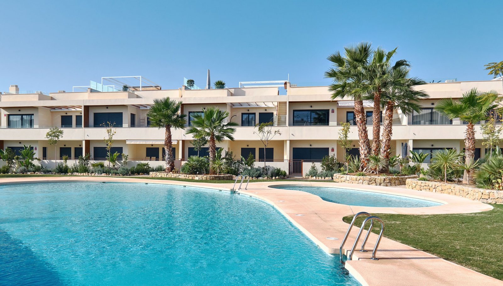 In der charmanten Stadt Torrevieja gelegen, bietet diese Wohnanlage eine Auswahl von 55 Bungalows, die darauf ausgelegt sind, die Bedürfnisse derjeni