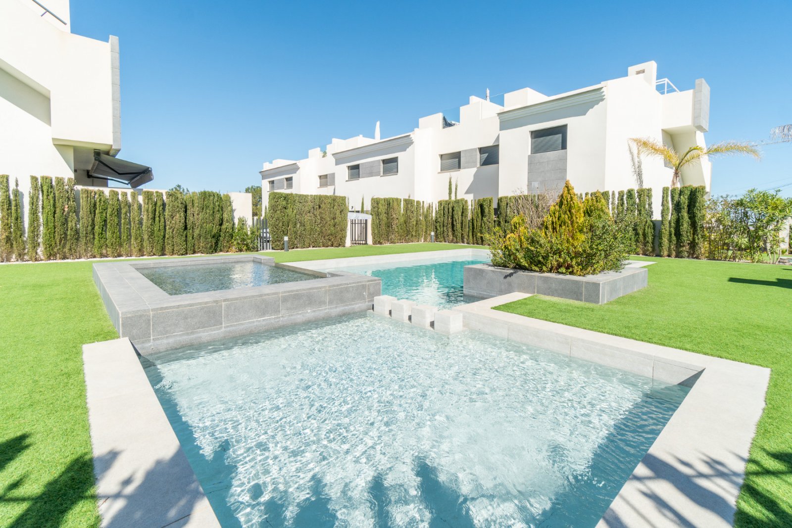 Dieses attraktive Erdgeschoss-Apartment mit 3 Schlafzimmern und 2 Bädern liegt in der begehrten Wohngegend Los Balcones in Torrevieja und ist Teil ei