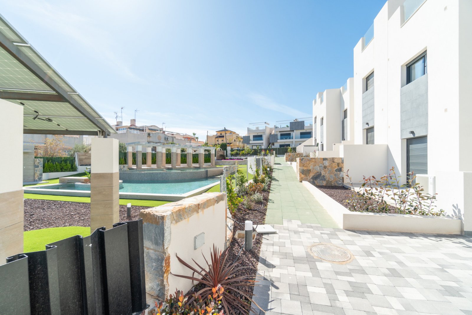 Dieses attraktive Erdgeschoss-Apartment mit 3 Schlafzimmern und 2 Bädern liegt in der begehrten Wohngegend Los Balcones in Torrevieja und ist Teil ei