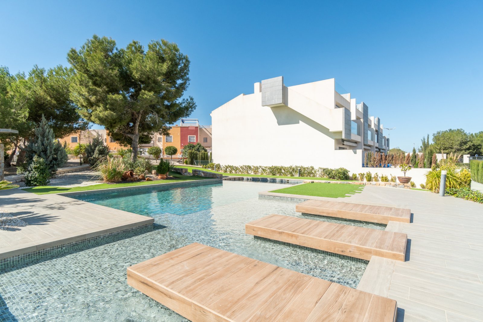 Dieses attraktive Erdgeschoss-Apartment mit 3 Schlafzimmern und 2 Bädern liegt in der begehrten Wohngegend Los Balcones in Torrevieja und ist Teil ei