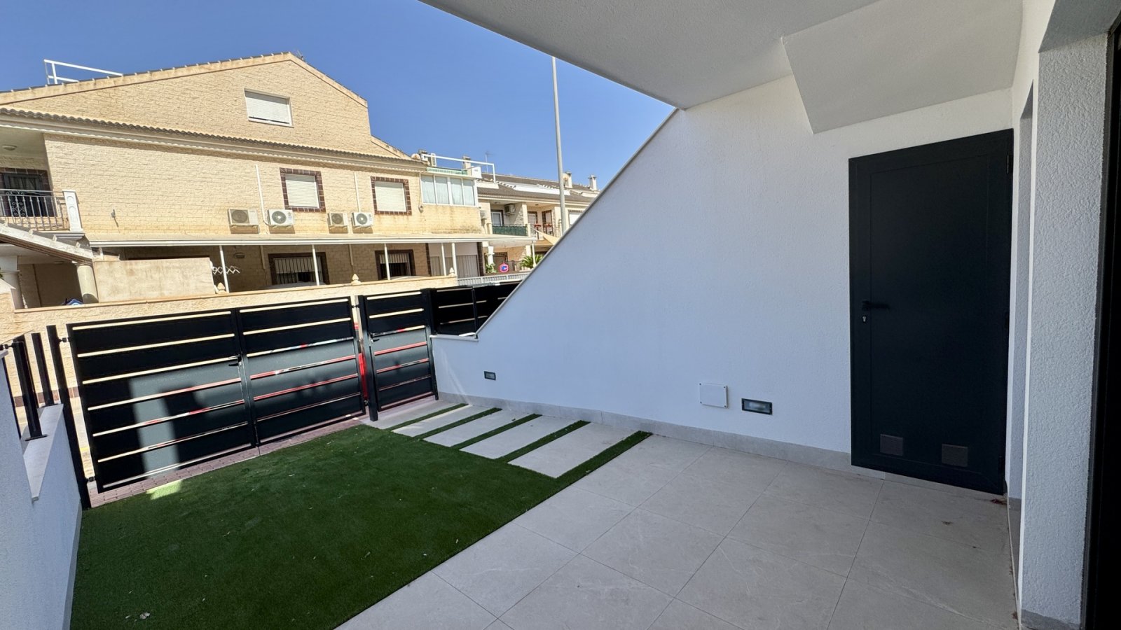 In der charmanten Ortschaft San Pedro del Pinatar gelegen, bietet diese Wohnanlage eine exklusive Auswahl an hohen und niedrigen Bungalows. Mit insge