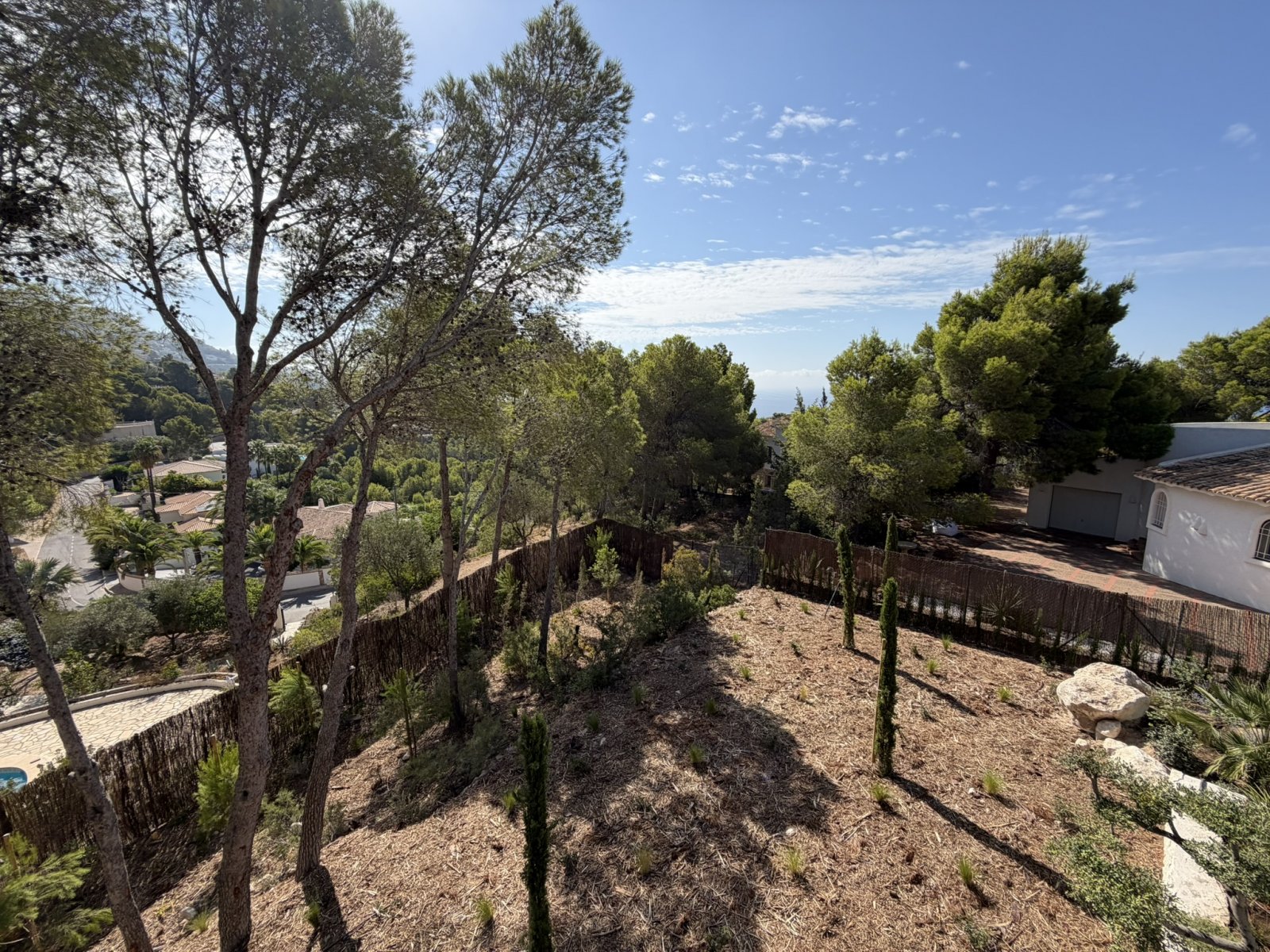 In der exklusiven Gegend von Altea gelegen, bietet diese Villa eine privilegierte Umgebung nur 2 km vom Meer entfernt. Mit einem Design, das Eleganz